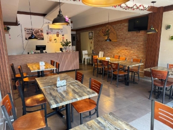 Excelente local ubicado en la esperilla ideal para restaurantes y salo