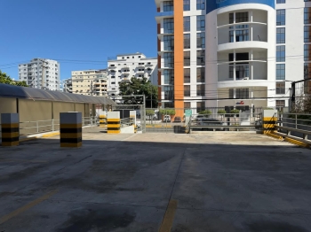 Alquilo edificio corporativo en el sector de naco de 6 niveles  9000mt