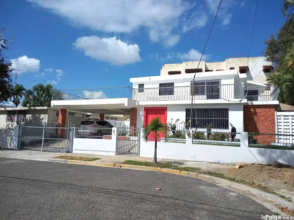 CASA DE DOS PISO UBICADA EN UNA ZONA CENTRICA Y TRANQUILA DE SANTIAGO. Foto 7149643-5.jpg