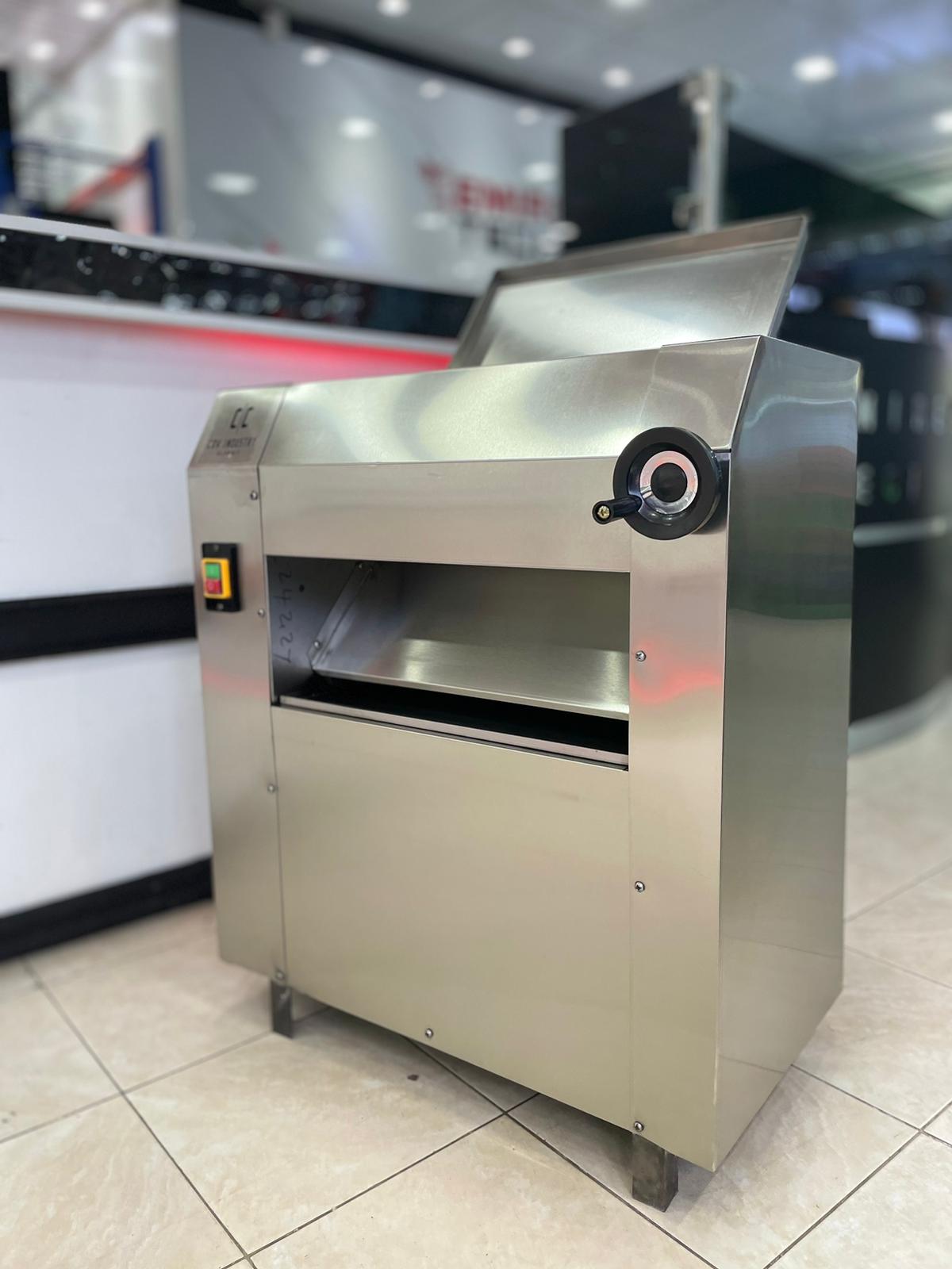 Maquina amasadora industrial rodillos laminadora de masa pan Foto 7171473-b7.jpg
