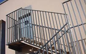 Escaleras de emergencias barandillas y pasamanos en metal y acero inox Foto 7223966-3.jpg