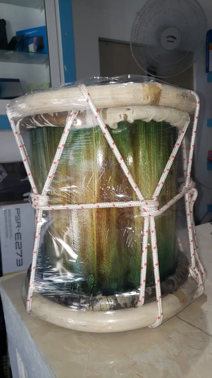 Tambora criolla de cuerdas y con colores variados . Foto 7235308-1.jpg