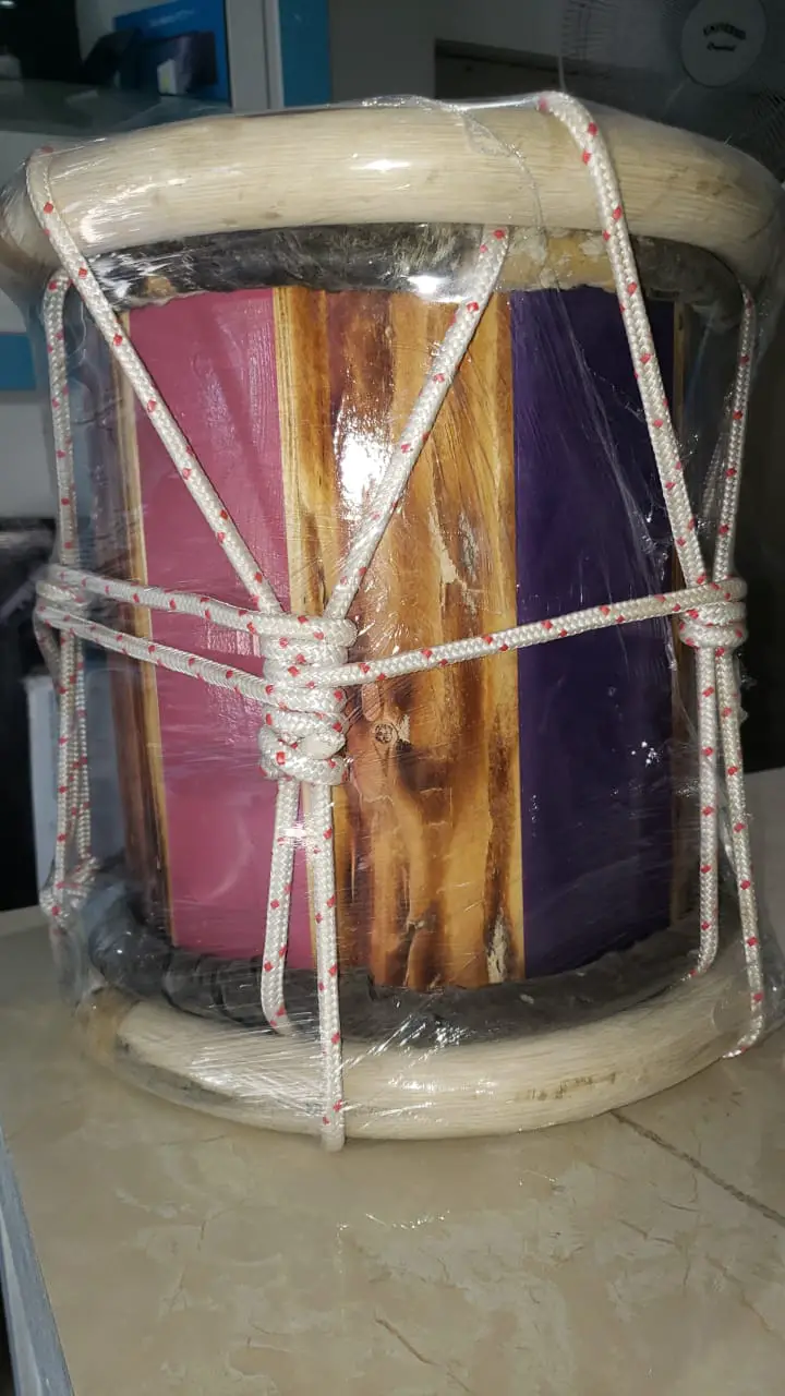 Tambora criolla de cuerdas y con colores variados . Foto 7235308-2.jpg