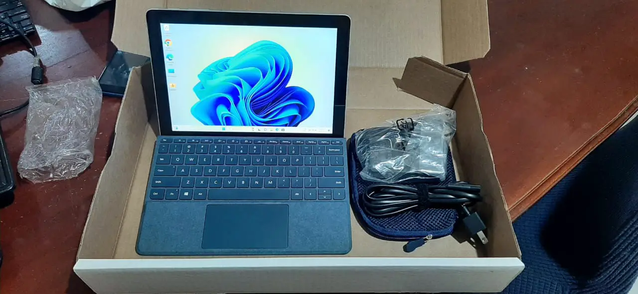 Laptop Tablet 2 en 1 Surface GO pantalla 12.5 con procesador intel  de Foto 7236853-1.jpg