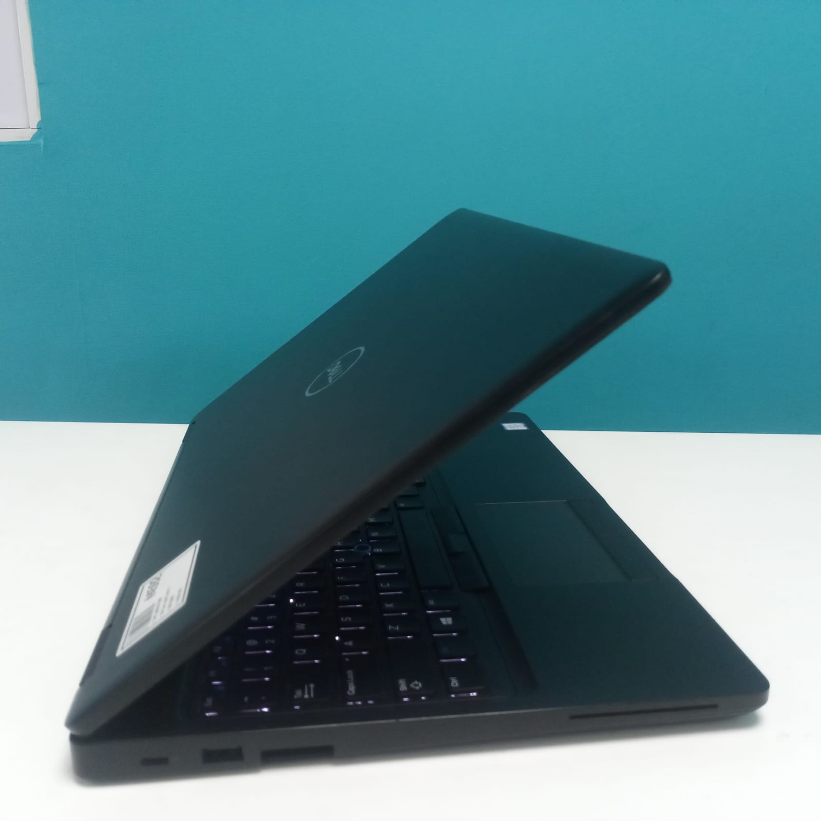 Laptop Dell Latitude 5590 / 8th Gen Intel Core i5 / 8GB DDR4 / 512GB S Foto 7241979-3.jpg
