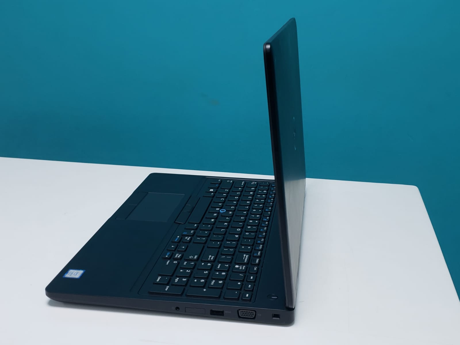Laptop Dell Latitude 5590 touch/ 8th Gen Intel  Core i5 / 16GB DDR4 /  Foto 7244211-4.jpg