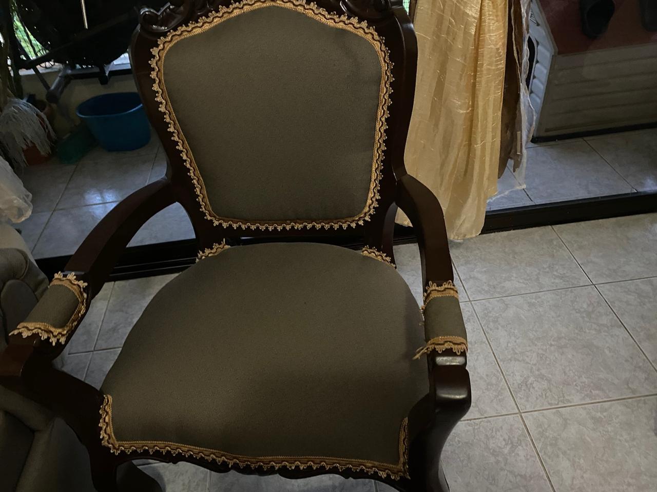 Vendo Juego de Sala en Caoba con mesa de centro y mesa lateral Foto 7249159-2.jpg