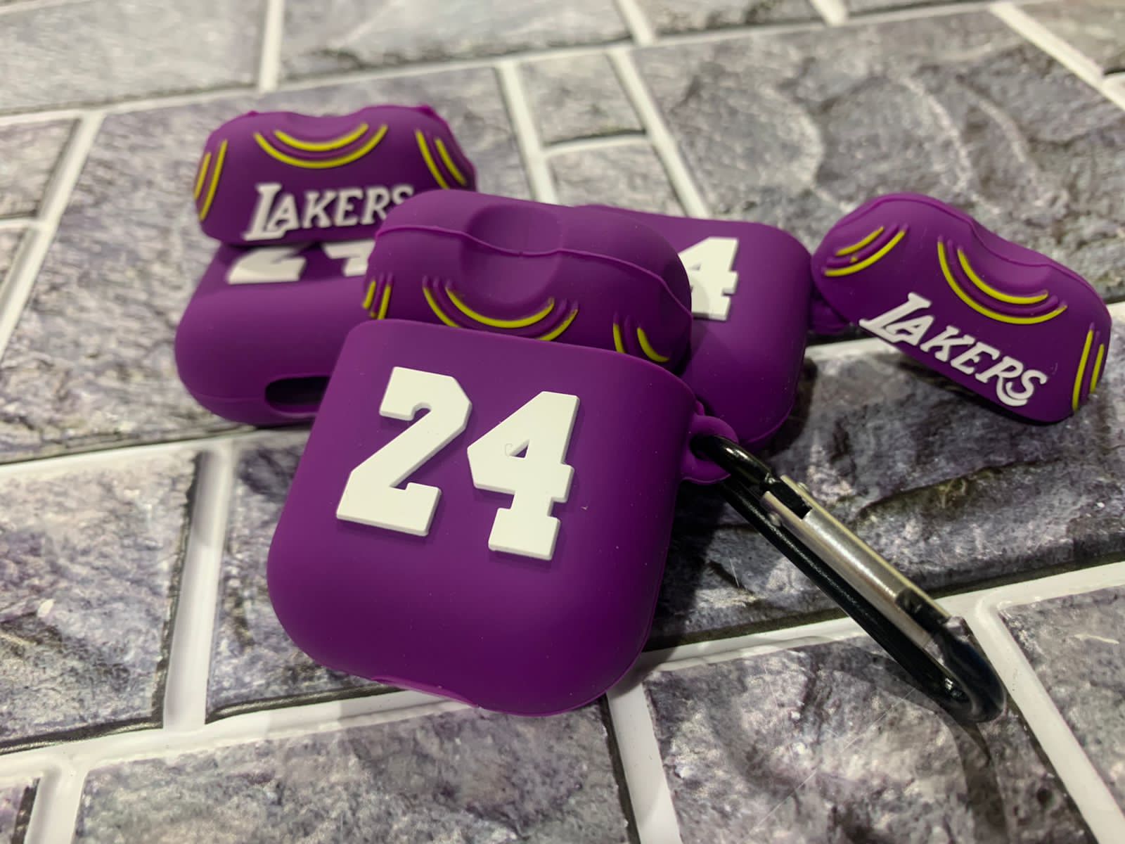 COVER AIRPODS DISEÑO LAKERS 24 Foto 7256309-3.jpg
