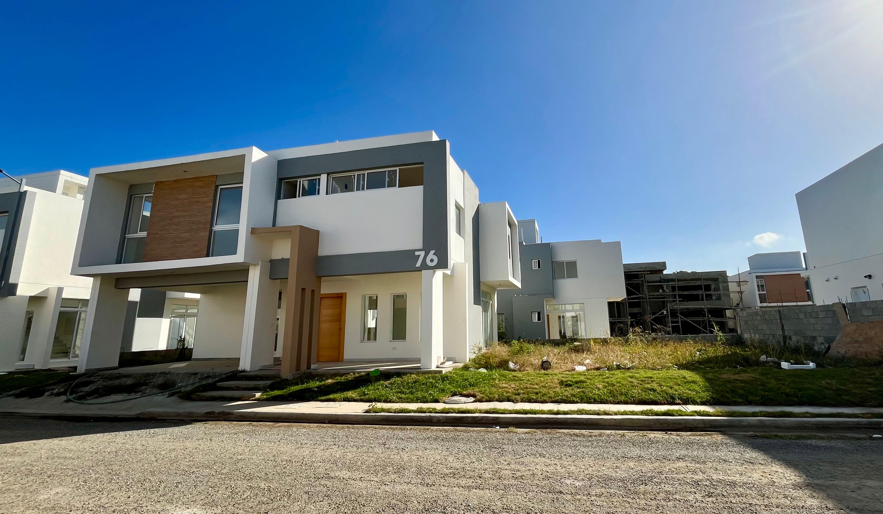 Casa moderna de dos niveles en exclusivo residencial cerrado Foto 7272201-4.jpg