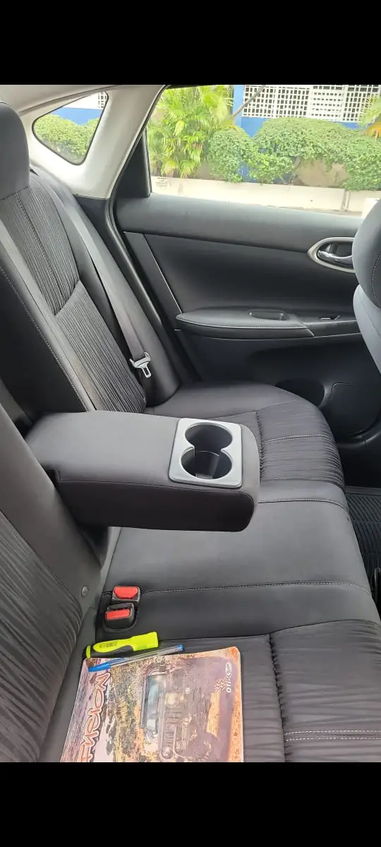 EN VENTA UN NISSA SENTRA COLOR PLATA DEL 2018 Foto 7276893-5.jpg