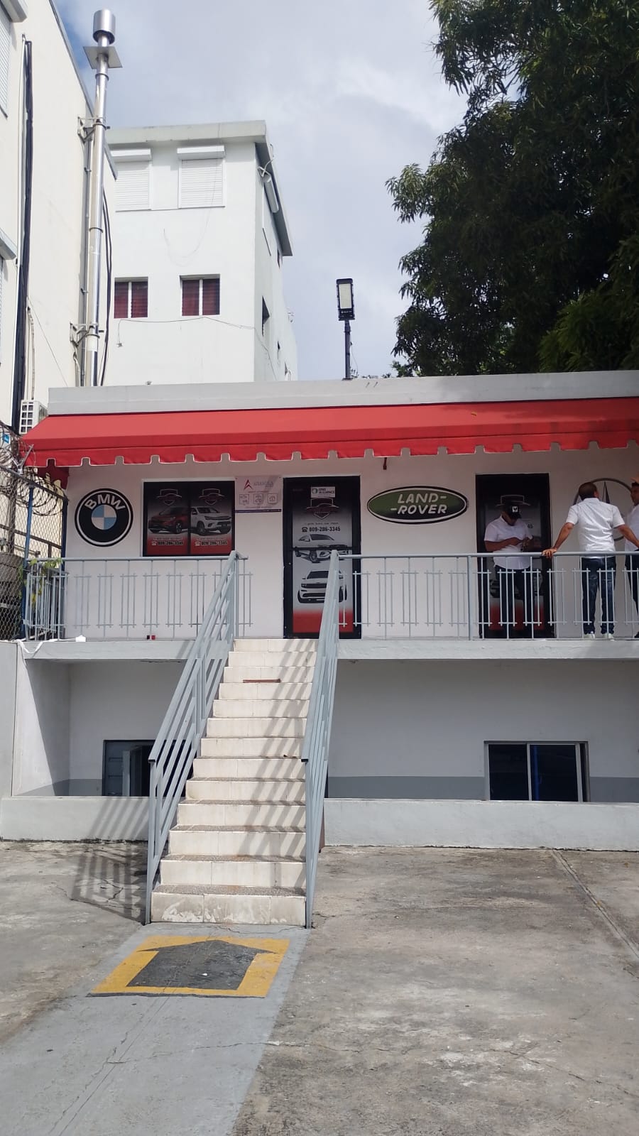 Alquilo Local Comercial Preparado para dealer de Vehículo en el Ensanc Foto 7279262-1.jpg