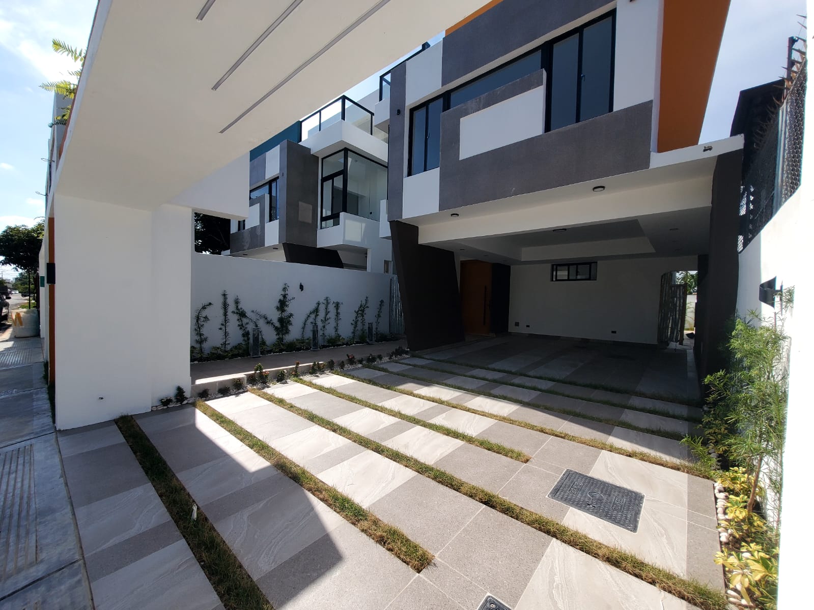 Casa con marquesina para 4 vehículos en oferta por el mes de los padre Foto 7282322-2.jpg