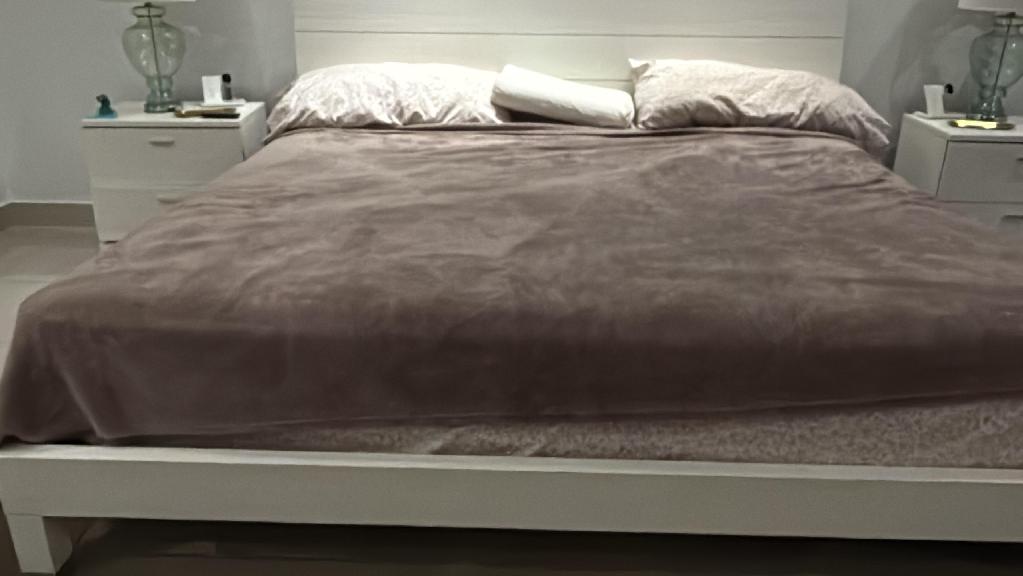 Se vende cama king con dos mesitas de noche Foto 7283779-1.jpg