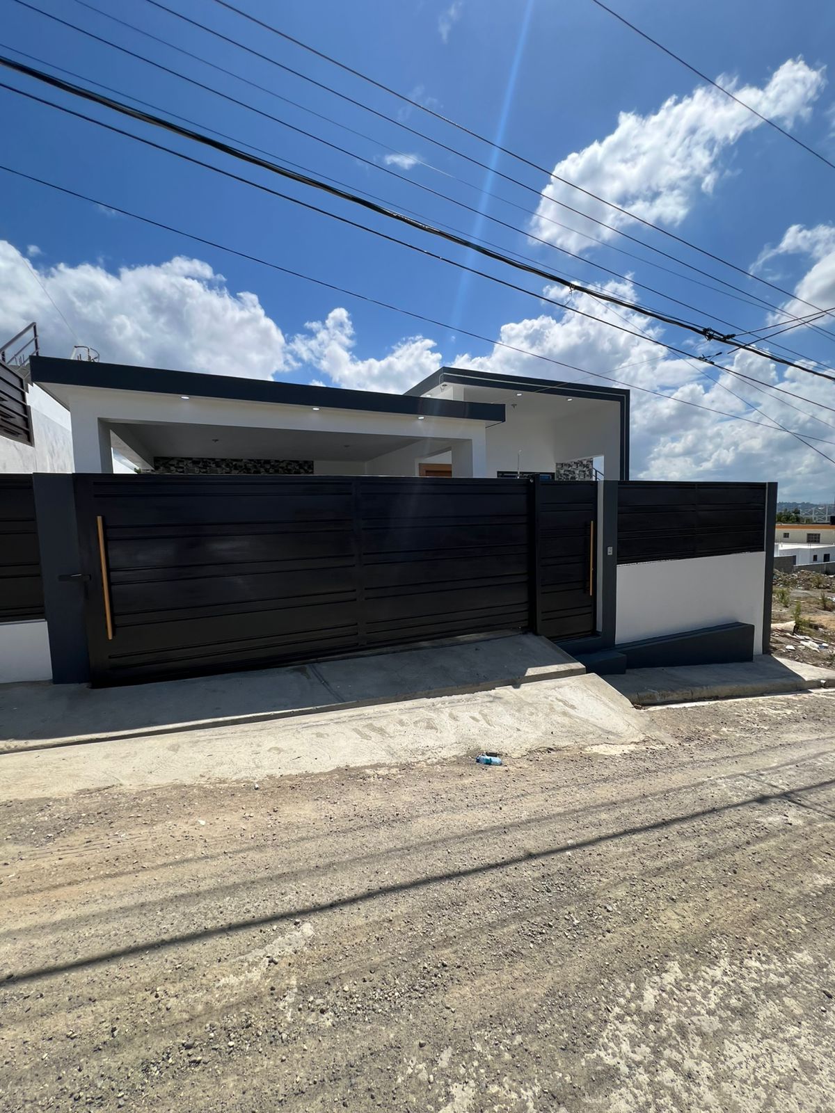 ???? EN VENTA – Casa Próxima a la Zona Franca de Rafey Santiago R.D. Foto 7284026-2.jpg