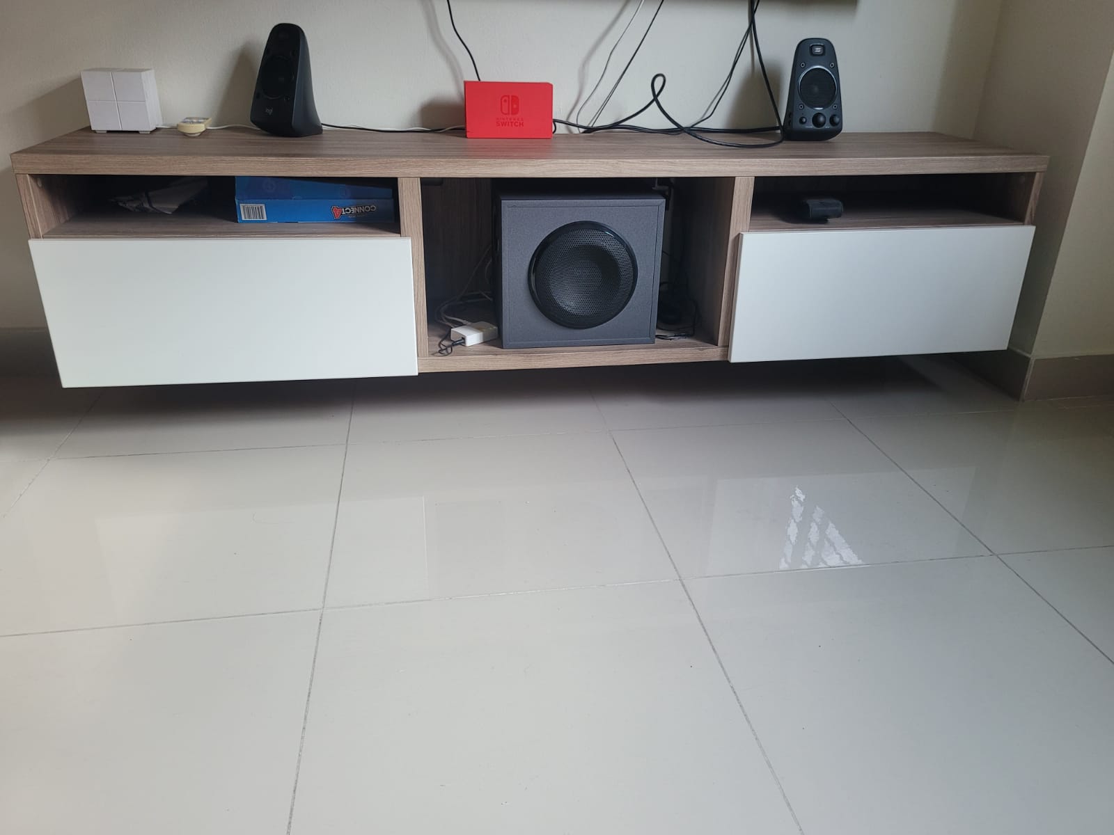 MESA DE TV FLOTANTE IKEA – DISEÑO MODERNO Y AHORRO DE ESPACIO Foto 7284392-1.jpg