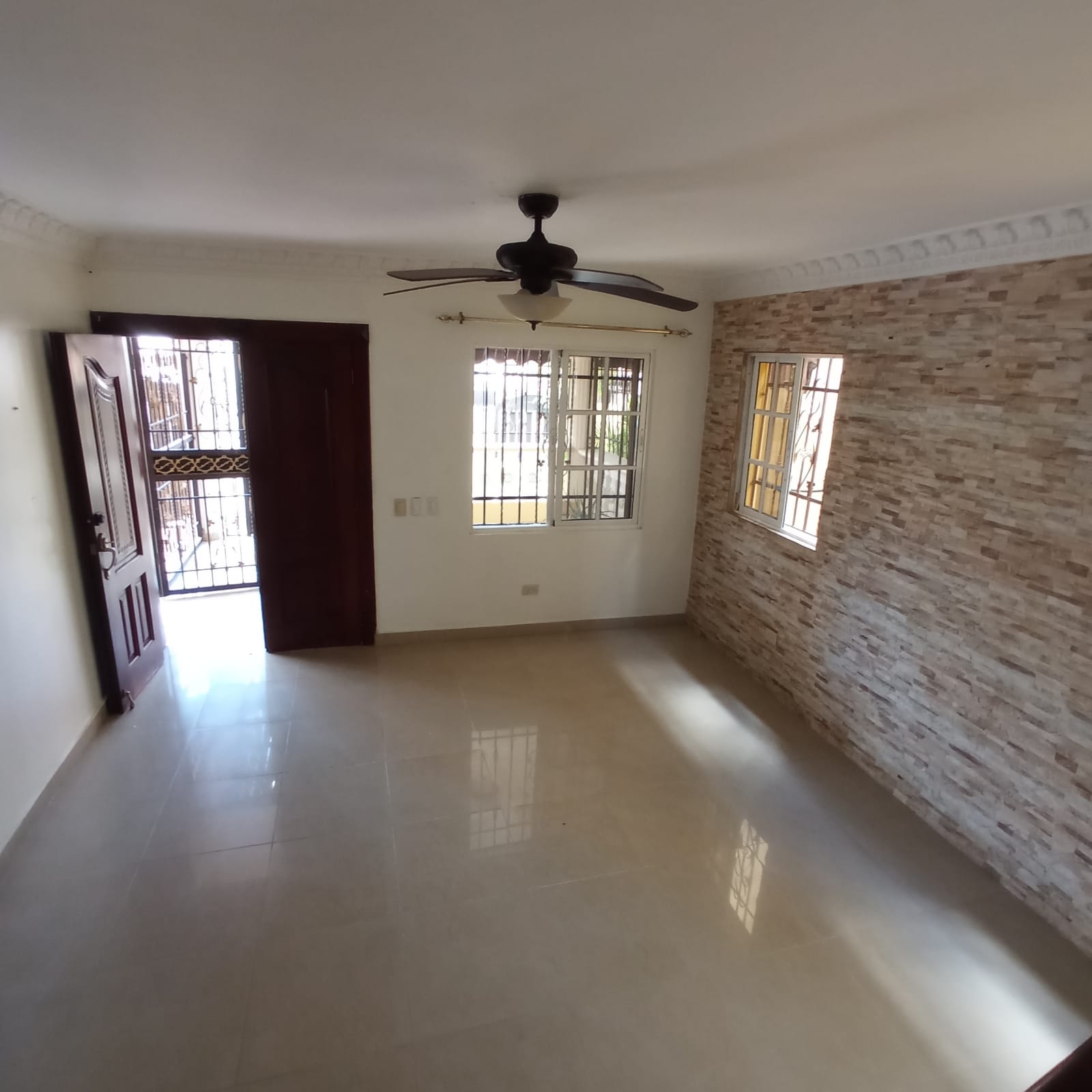 Casa en venta de 3 niveles en la Zona Oriental S.D.E. Foto 7285367-1.jpg