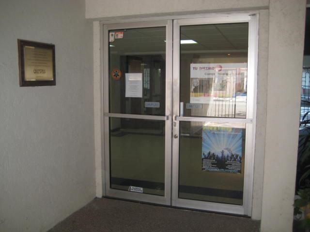 puerta comercial para negocio Foto 7285519-1.jpg