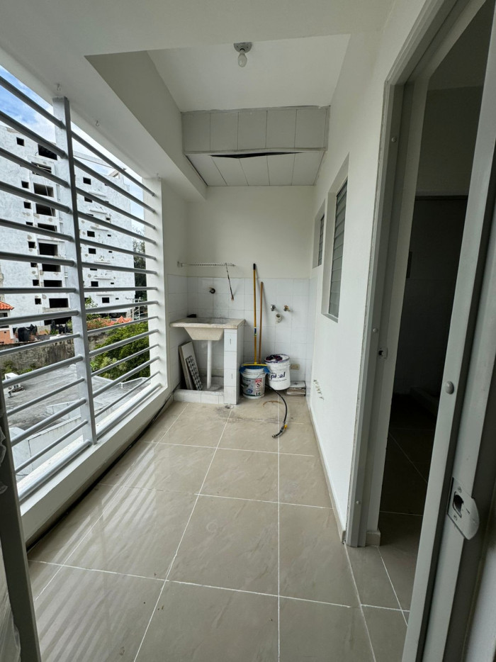 Apartamento en alquiler en Renacimiento 3 Habitaciones Foto 7287797-2.jpg
