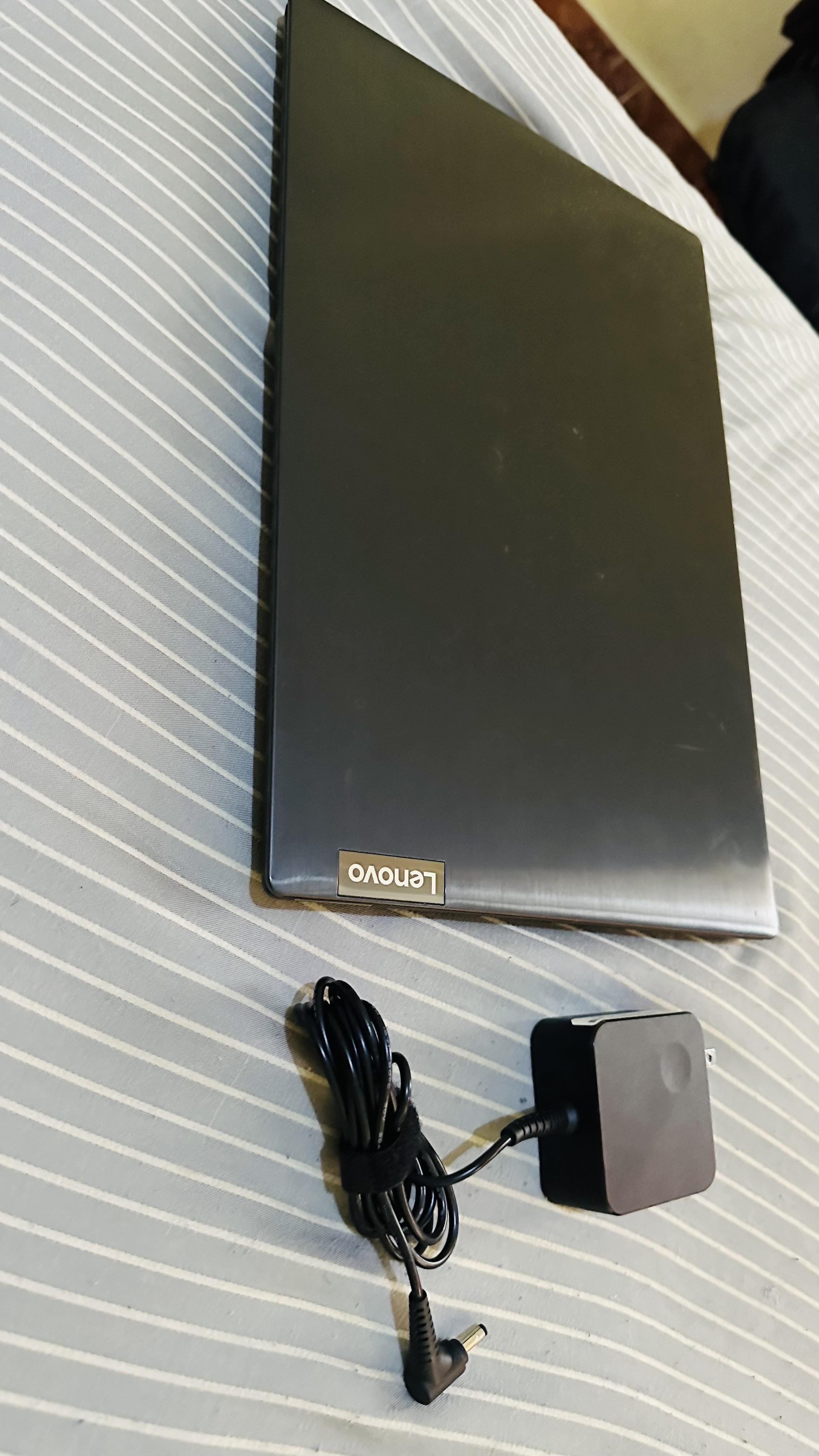 LAPTOP LENOVO 15.6 PULGADAS  Foto 7289388-6.jpg