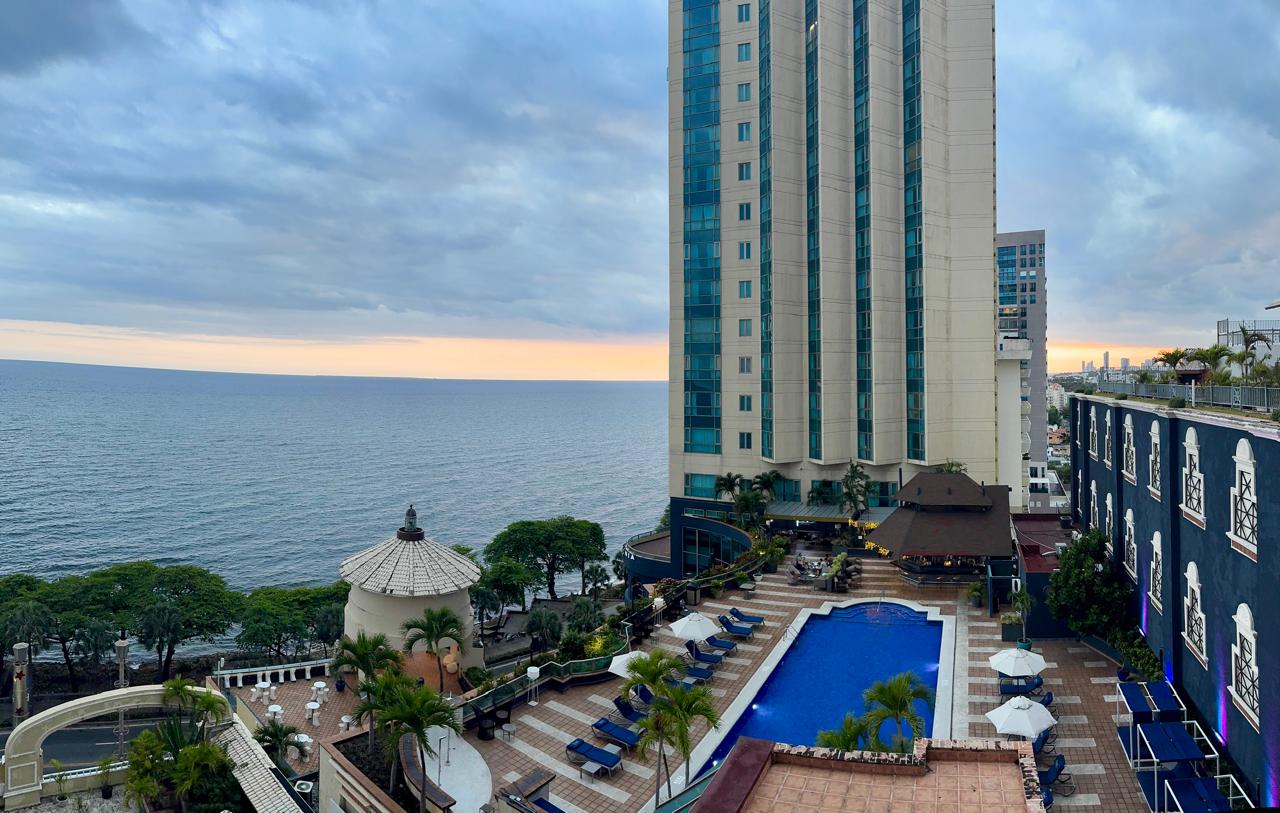 VENDO EN TORRE IMPONENTE CON VISTA AL MAR EN EL MALECON STO. DGO. PREC Foto 7290369-3.jpg