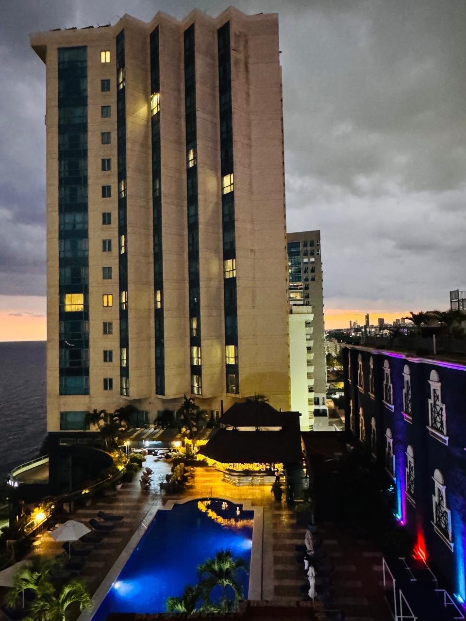 VENDO EN TORRE IMPONENTE CON VISTA AL MAR EN EL MALECON STO. DGO. PREC Foto 7290369-5.jpg