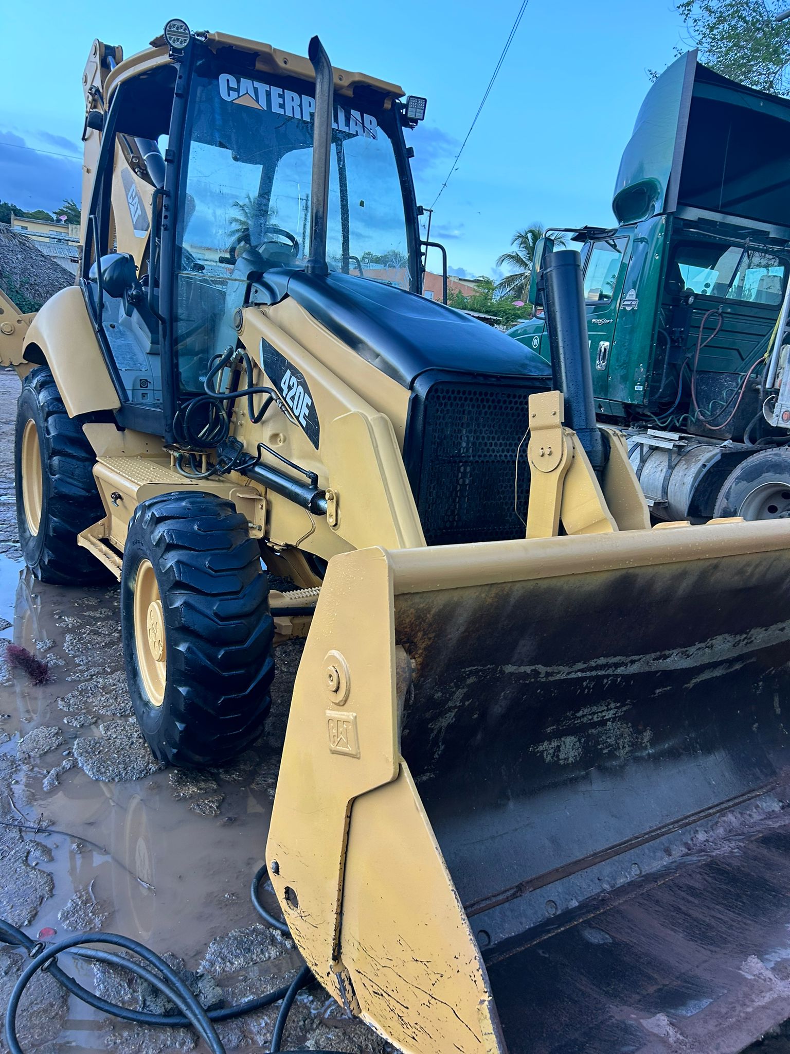 Caterpillar 420E 4x4 2009 en Monte Plata Foto 7291409-4.jpg