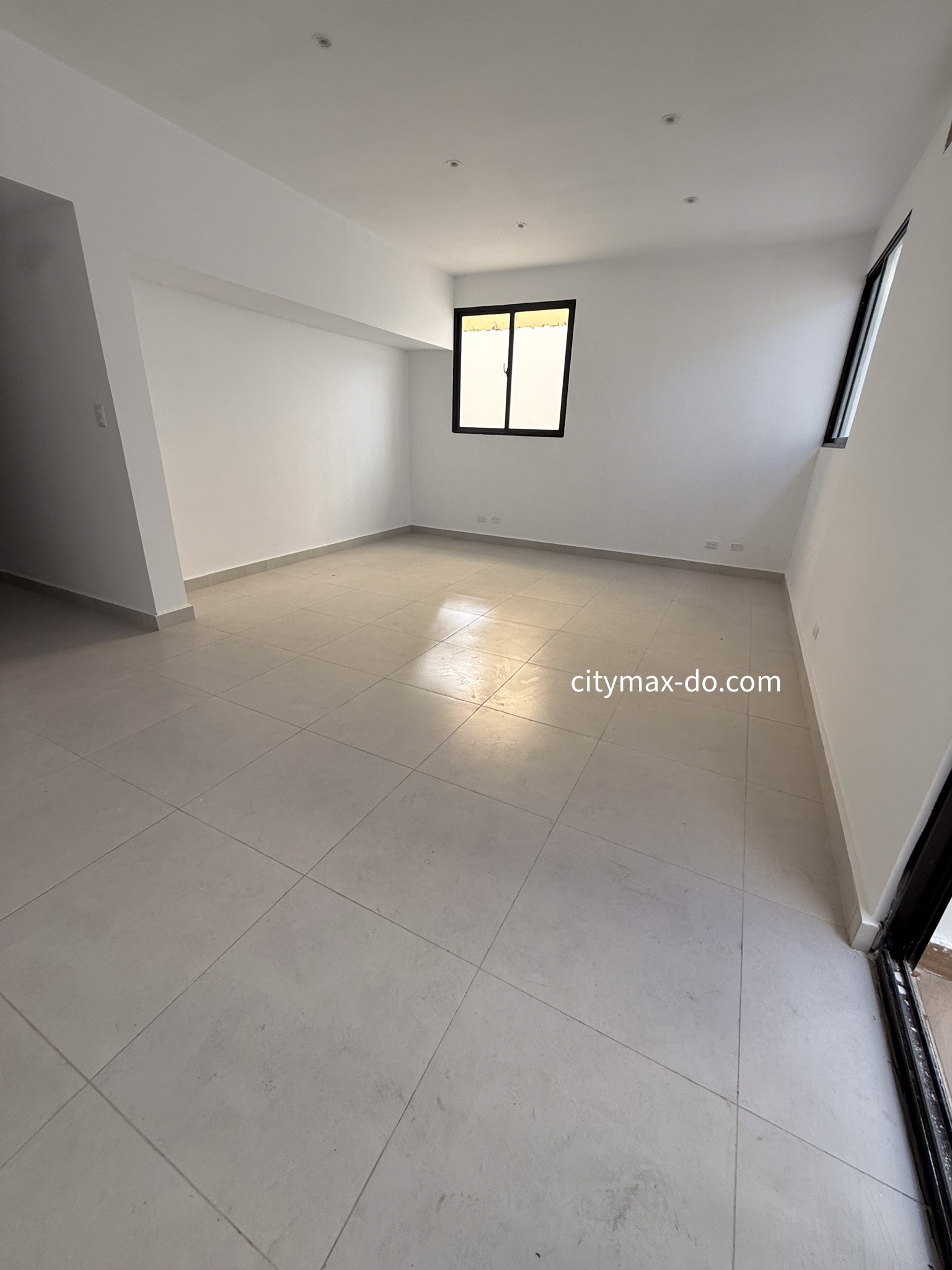Disponible Local Comercial 2do nivel  en Alquiler en la Julia Distrito Foto 7292426-2.jpg