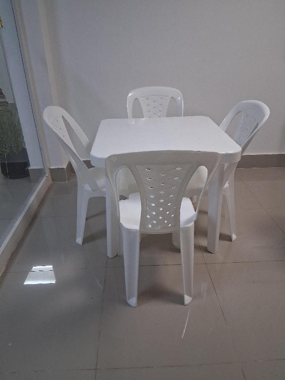 Mesa plastica y 4 sillas  Foto 7295466-1.jpg