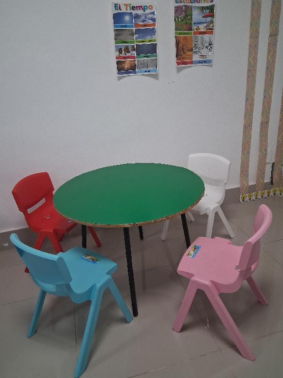 Mesa escolar y sillas escolares Foto 7295468-1.jpg
