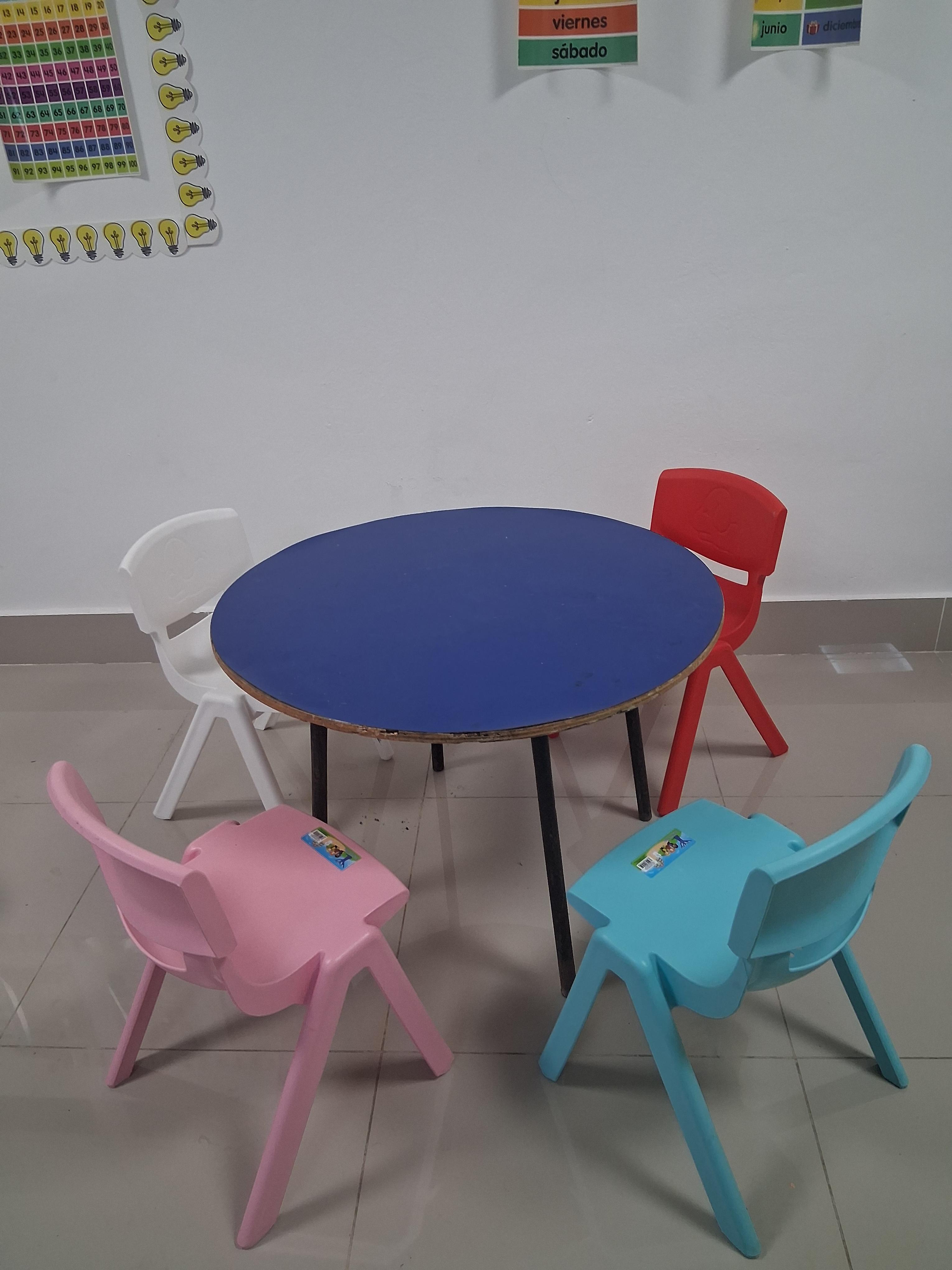 Mesa escolar y sillas escolares Foto 7295468-2.jpg
