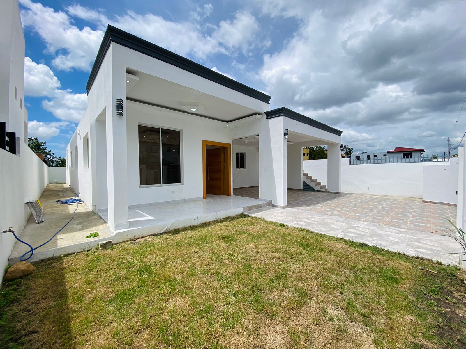 Casa con 3 Habitaciones y Patio de Venta en los Llanos de Gurabo! Foto 7295750-1.jpg