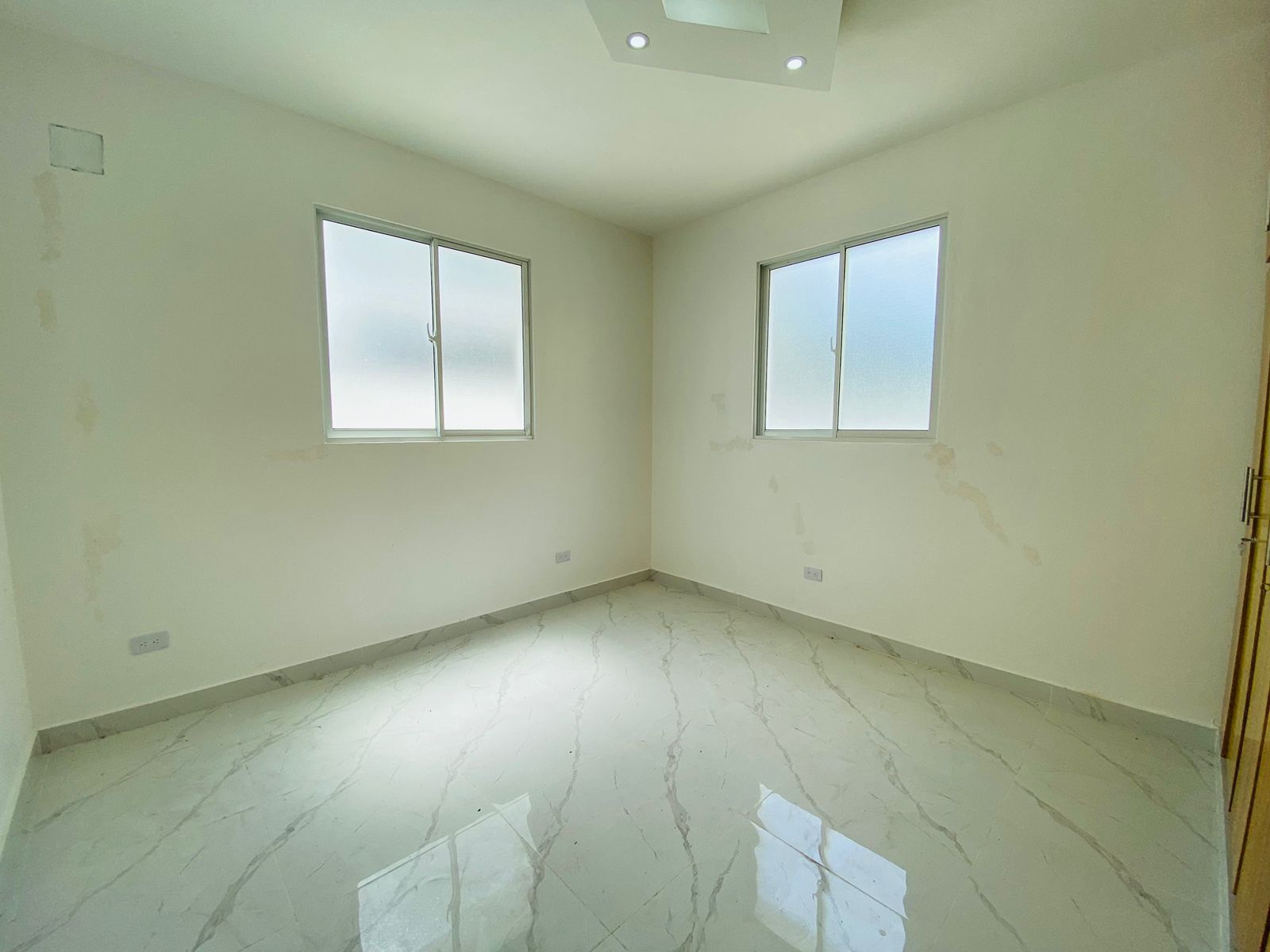 Casa con 3 Habitaciones y Patio de Venta en los Llanos de Gurabo! Foto 7295750-12.jpg