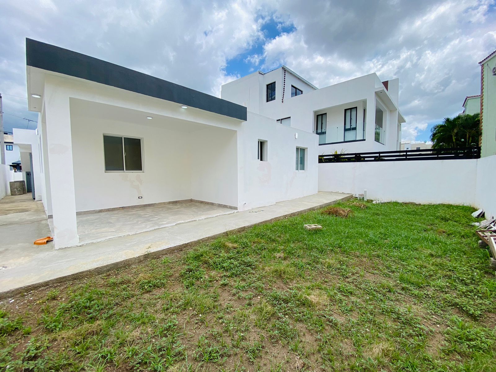 Casa con 3 Habitaciones y Patio de Venta en los Llanos de Gurabo! Foto 7295750-15.jpg