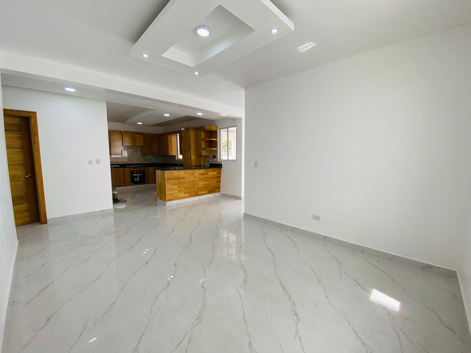 Casa con 3 Habitaciones y Patio de Venta en los Llanos de Gurabo! Foto 7295750-5.jpg