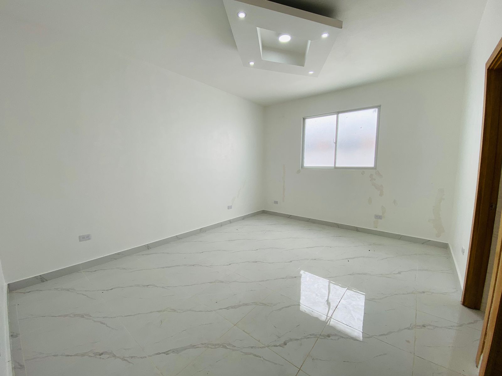 Casa con 3 Habitaciones y Patio de Venta en los Llanos de Gurabo! Foto 7295750-9.jpg