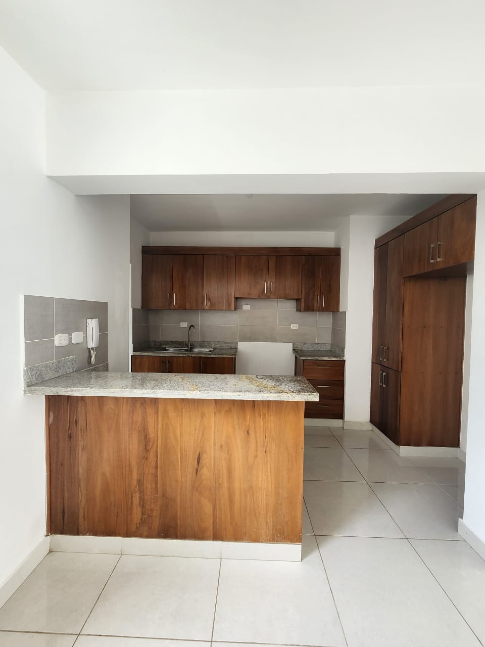 ???? ALQUILER – APARTAMENTO 3ER NIVEL PRÓXIMO A LA AUTOPISTA DUARTE S Foto 7296114-11.jpg