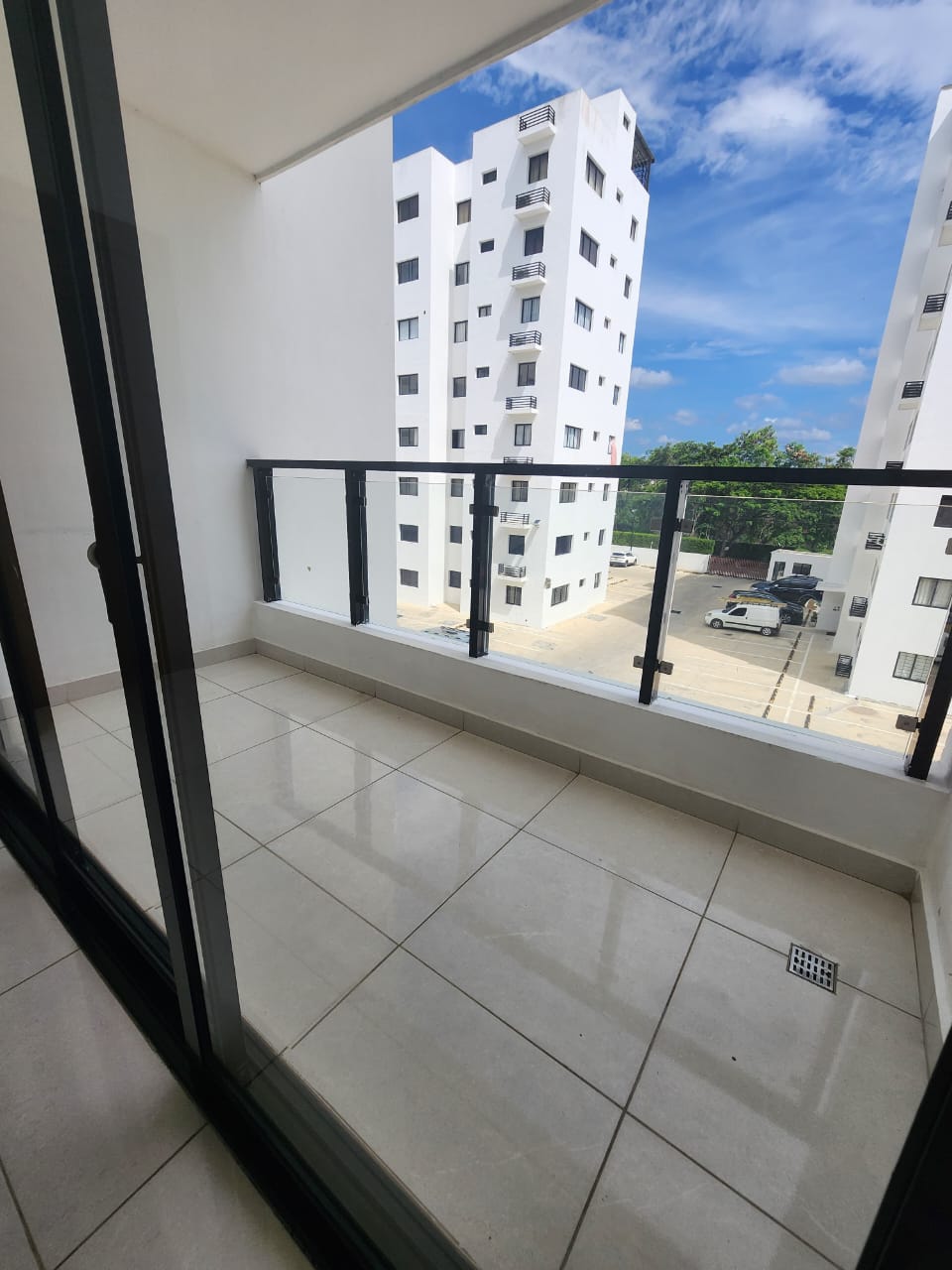 ???? ALQUILER – APARTAMENTO 3ER NIVEL PRÓXIMO A LA AUTOPISTA DUARTE S Foto 7296114-3.jpg