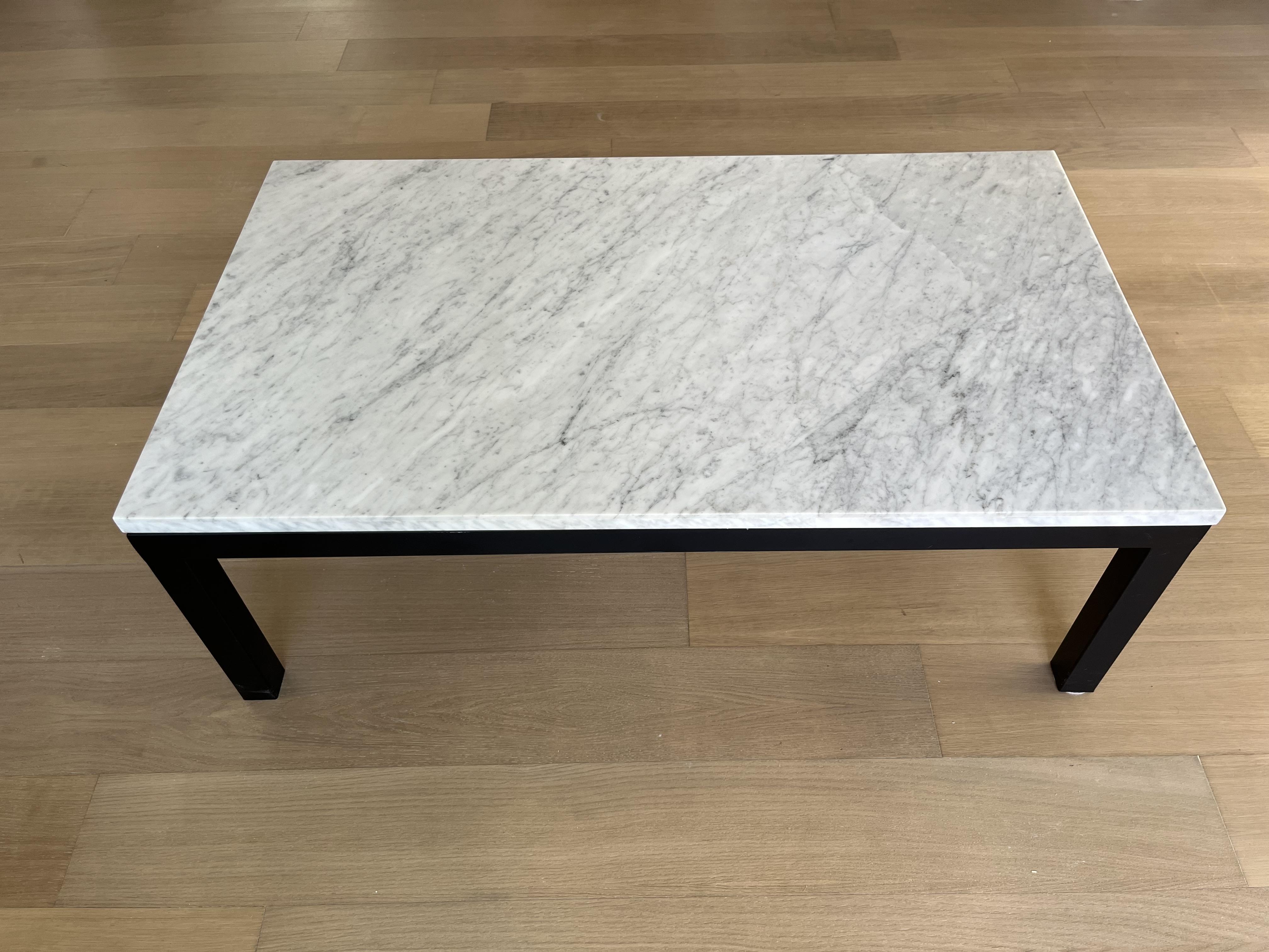 Hermoso centro de mesa de mármol con base metálica.  Foto 7296493-2.jpg
