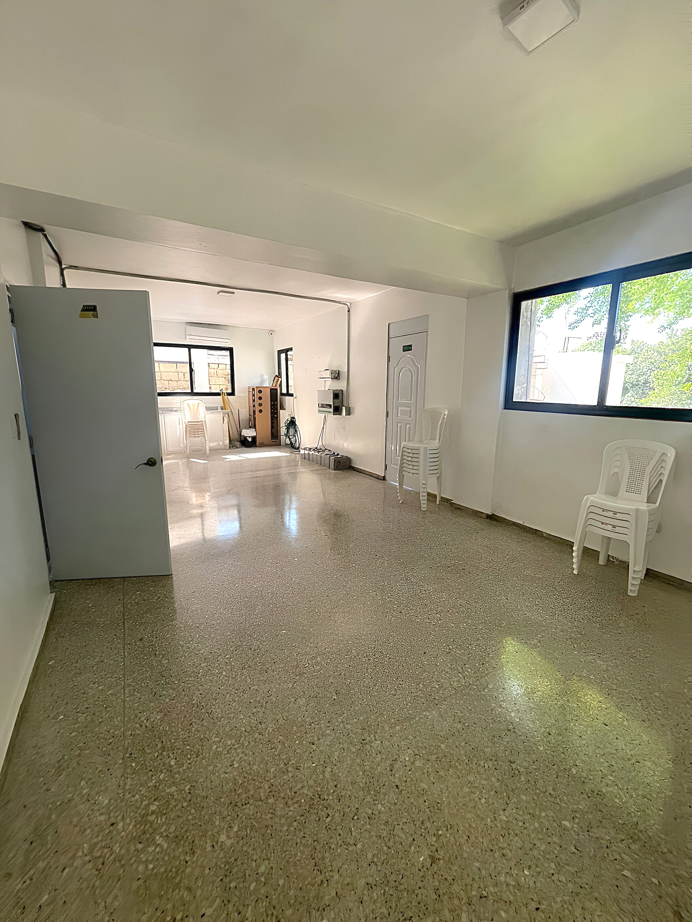 ???? LOCAL COMERCIAL DE 2 NIVELES EN ALQUILER – 400 m Foto 7297838-3.jpg
