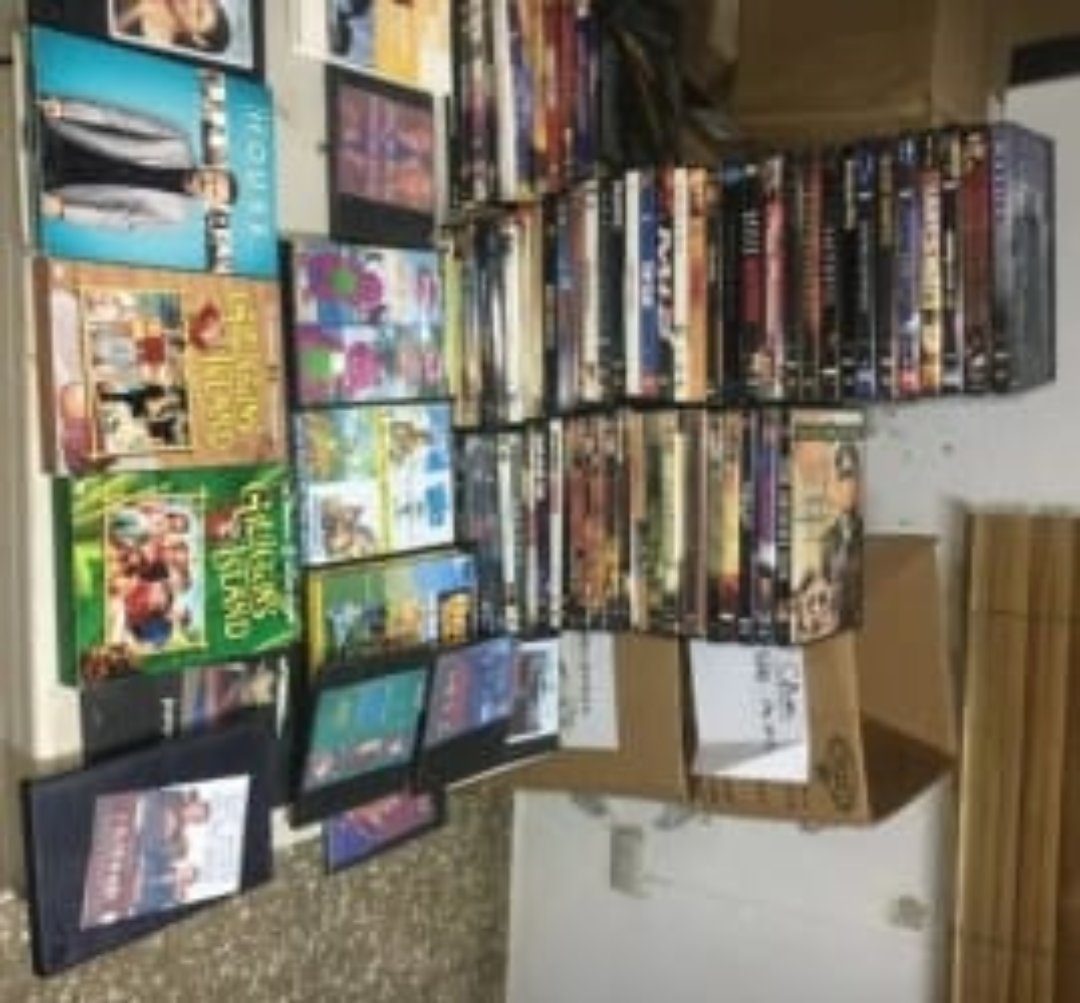 Un lote de mas de 150 pelicula de accion drama clasicos romance conci Foto 7297998-1.jpg