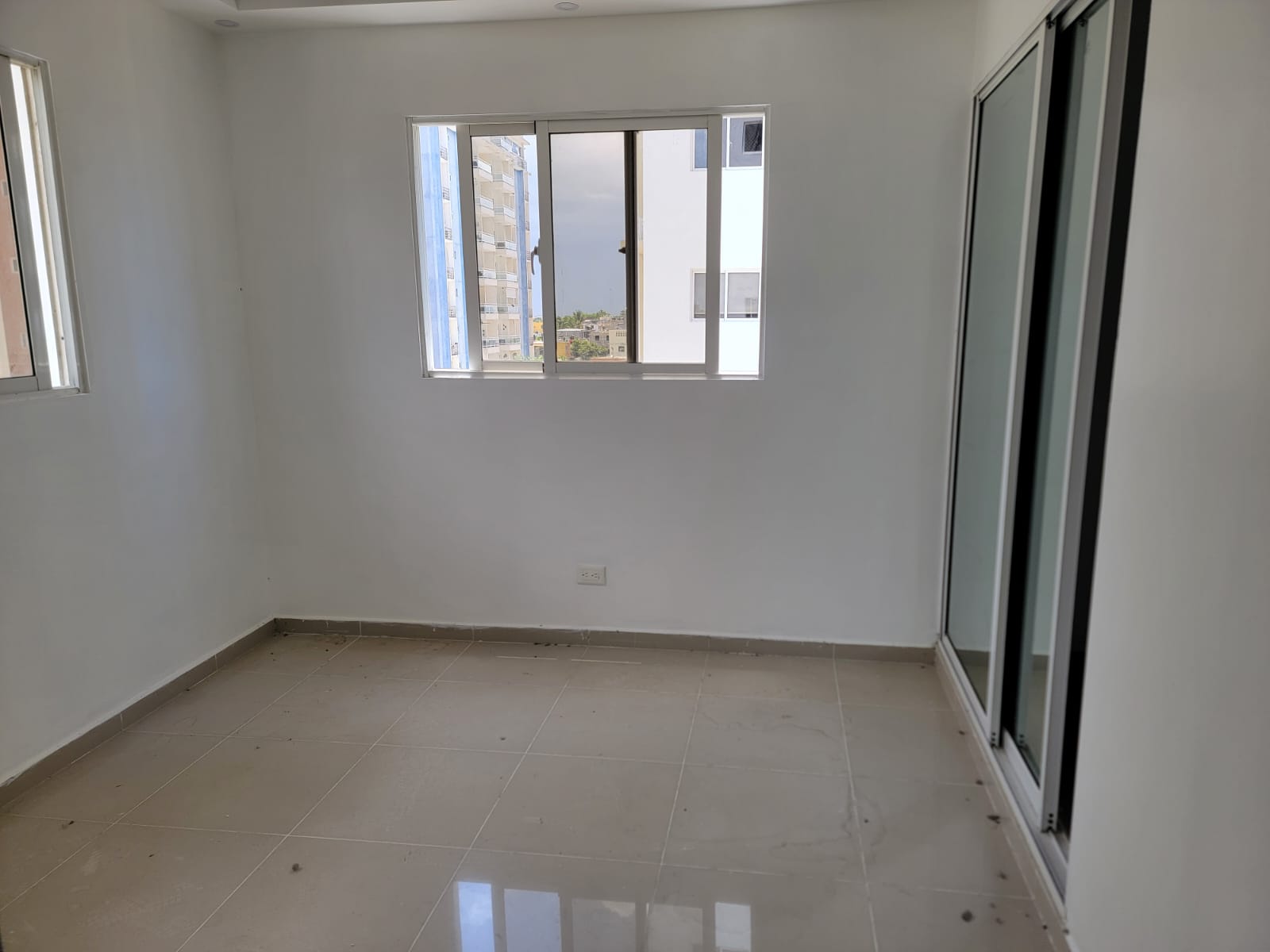 RENTO CONFORTABLE APART EN TORRE STO. DGO. ESTE. PISCINA Y AREAS SOCIA Foto 7302309-5.jpg