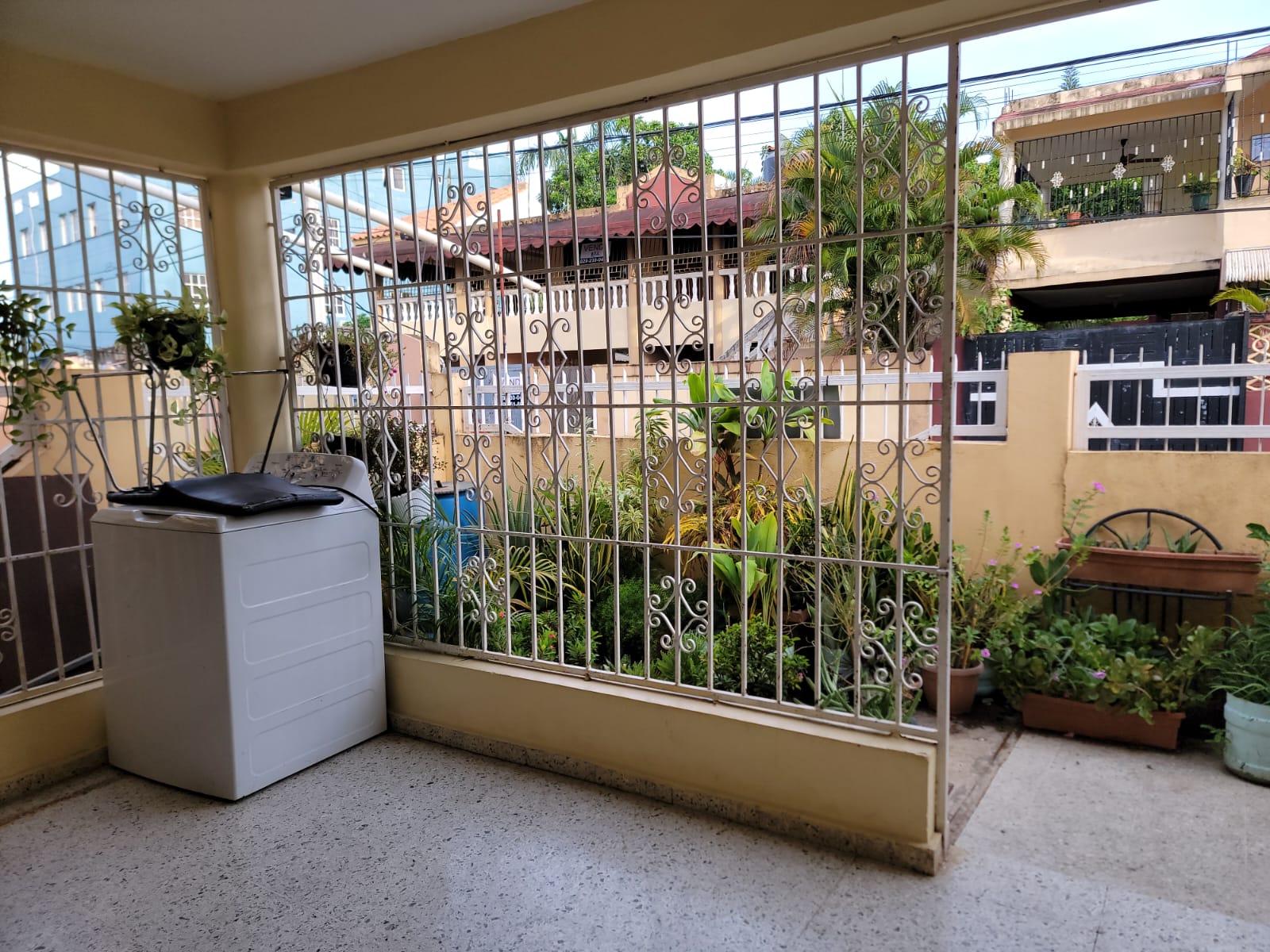 VENDO CASA EN ISSFAPOL STO. DGO. ESTE. PROXIMO A LA CHARLES DE GAULLE Foto 7302311-5.jpg