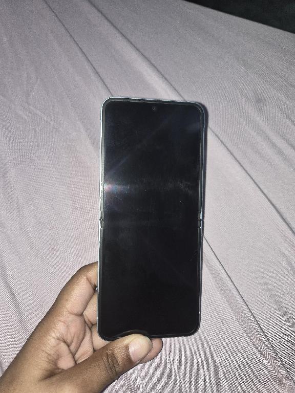 Vendo samsung z flip 6 256 GB 8 RAM como nuevo a precio negociable  Foto 7303599-1.jpg