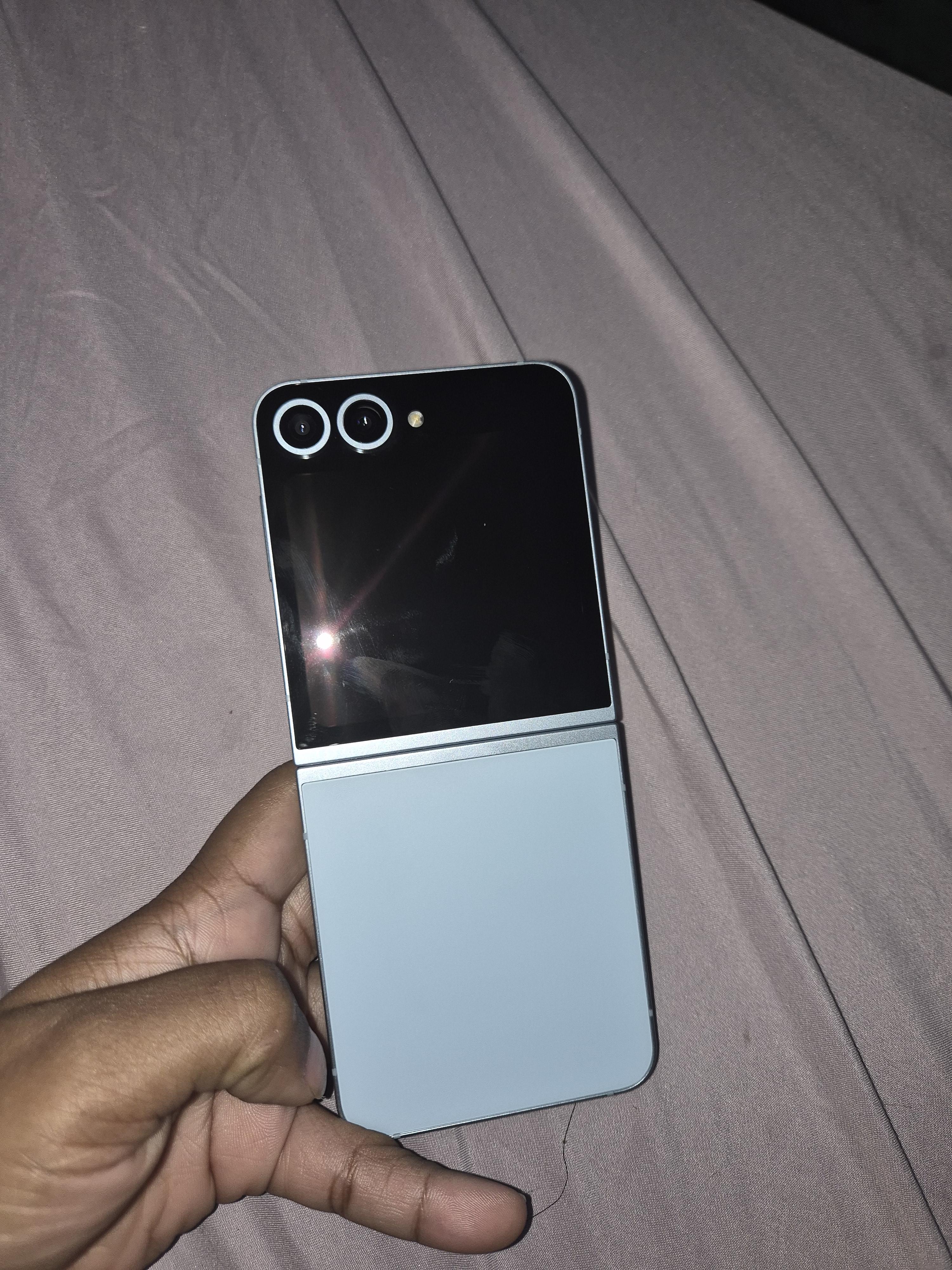 Vendo samsung z flip 6 256 GB 8 RAM como nuevo a precio negociable  Foto 7303599-2.jpg