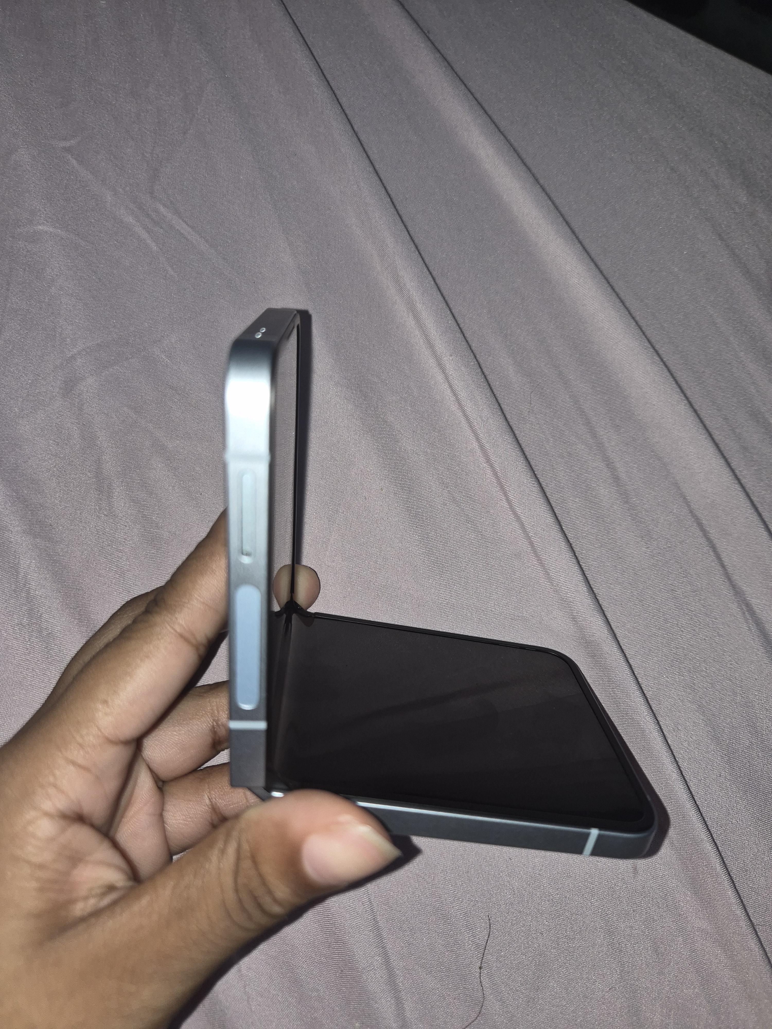 Vendo samsung z flip 6 256 GB 8 RAM como nuevo a precio negociable  Foto 7303599-3.jpg