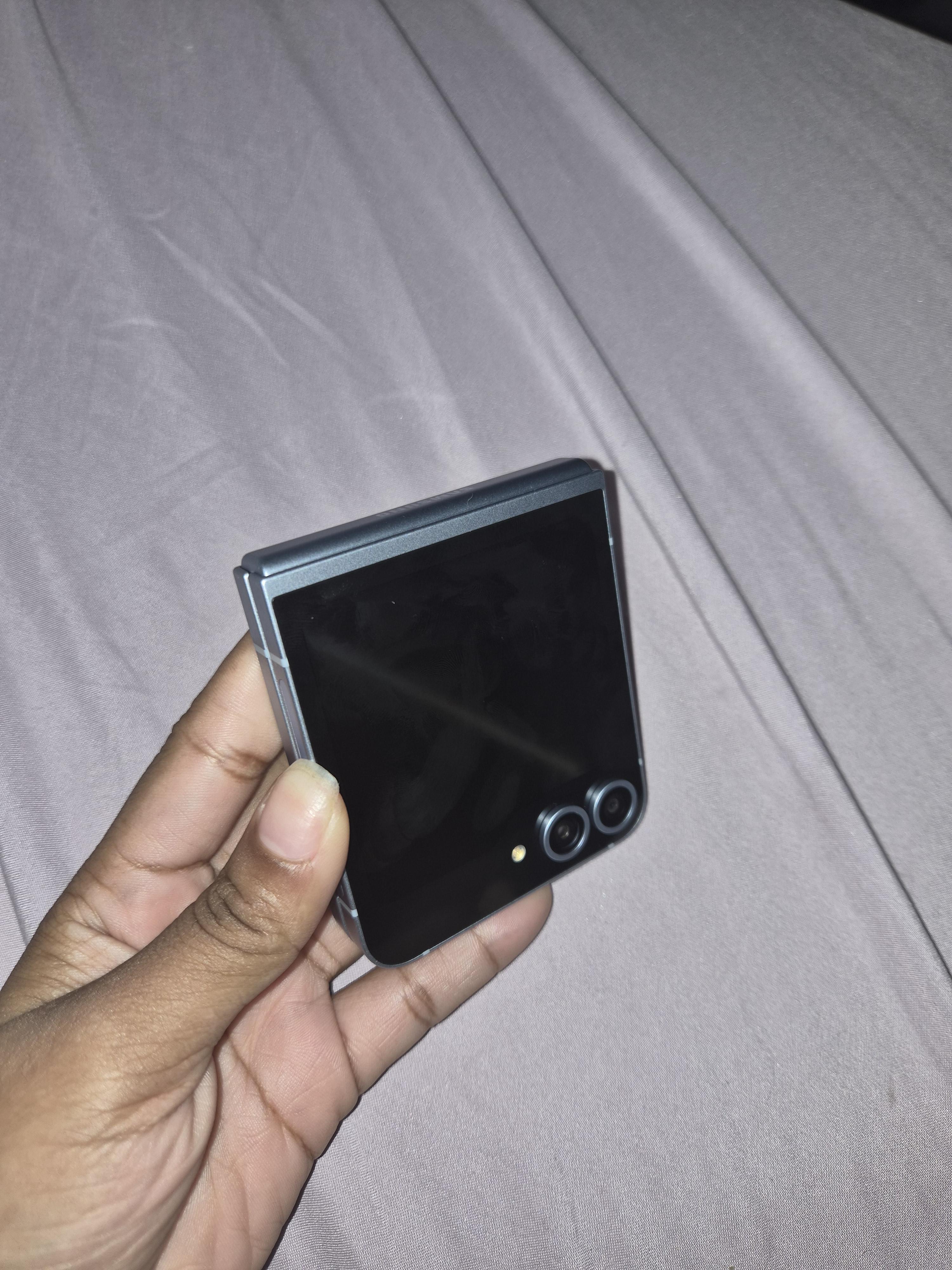 Vendo samsung z flip 6 256 GB 8 RAM como nuevo a precio negociable  Foto 7303599-4.jpg