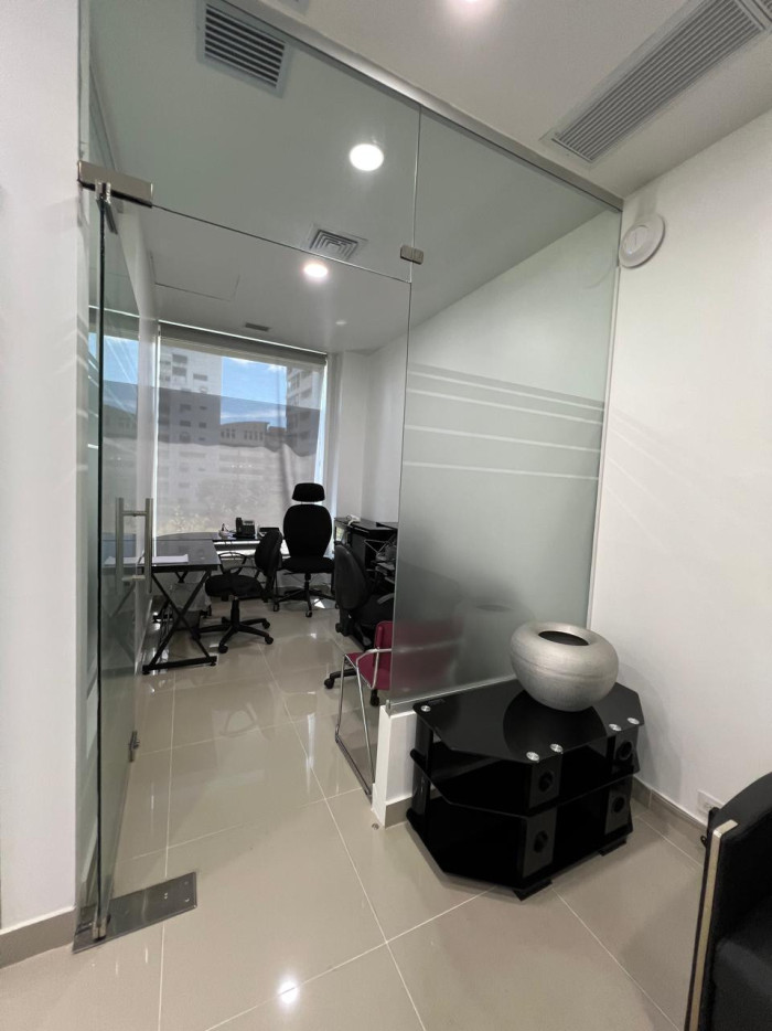 Local de Oficina Amueblado en Alquiler – Torre Empresarial Las Maripos Foto 7304841-2.jpg