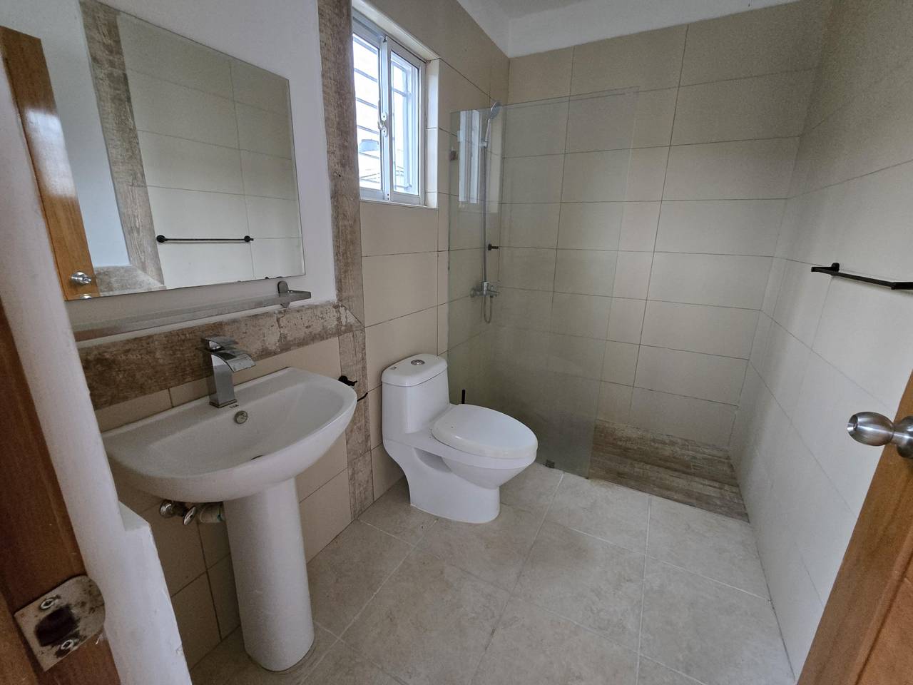 Apartamento 4to piso con Terraza Privada detrás de la embajada america Foto 7304955-12.jpg