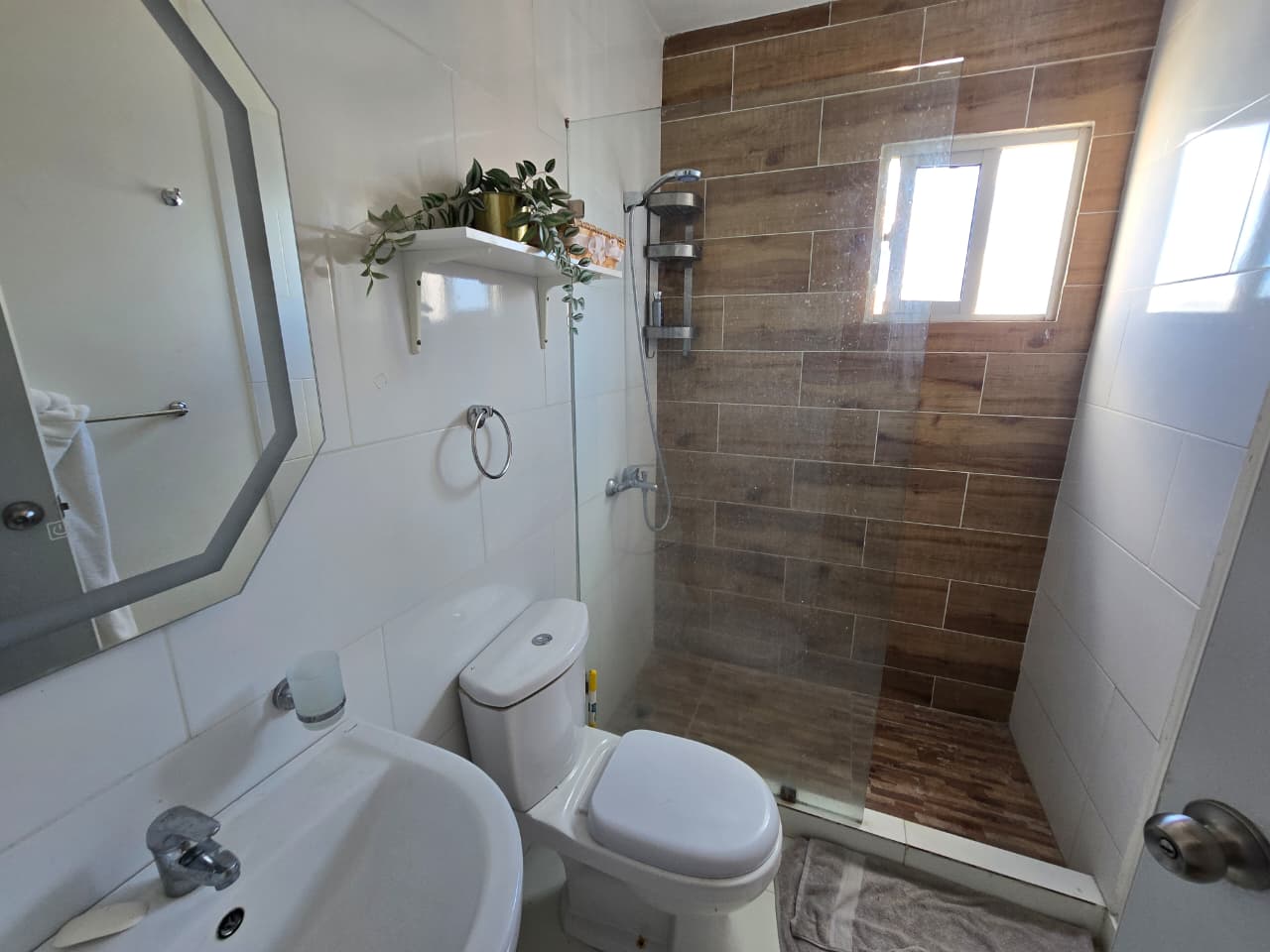 Apartamento con Terraza en Villas Naco Km 13 Autopista Duarte Foto 7305768-13.jpg