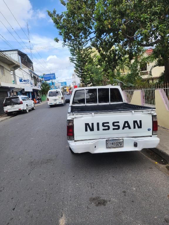 Nissan D 21 2006 Diesel Foto 7306210-1.jpg